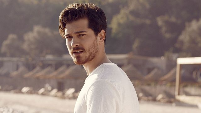 Çağatay Ulusoy son görüntüsüyle hayranlarını yıktı!